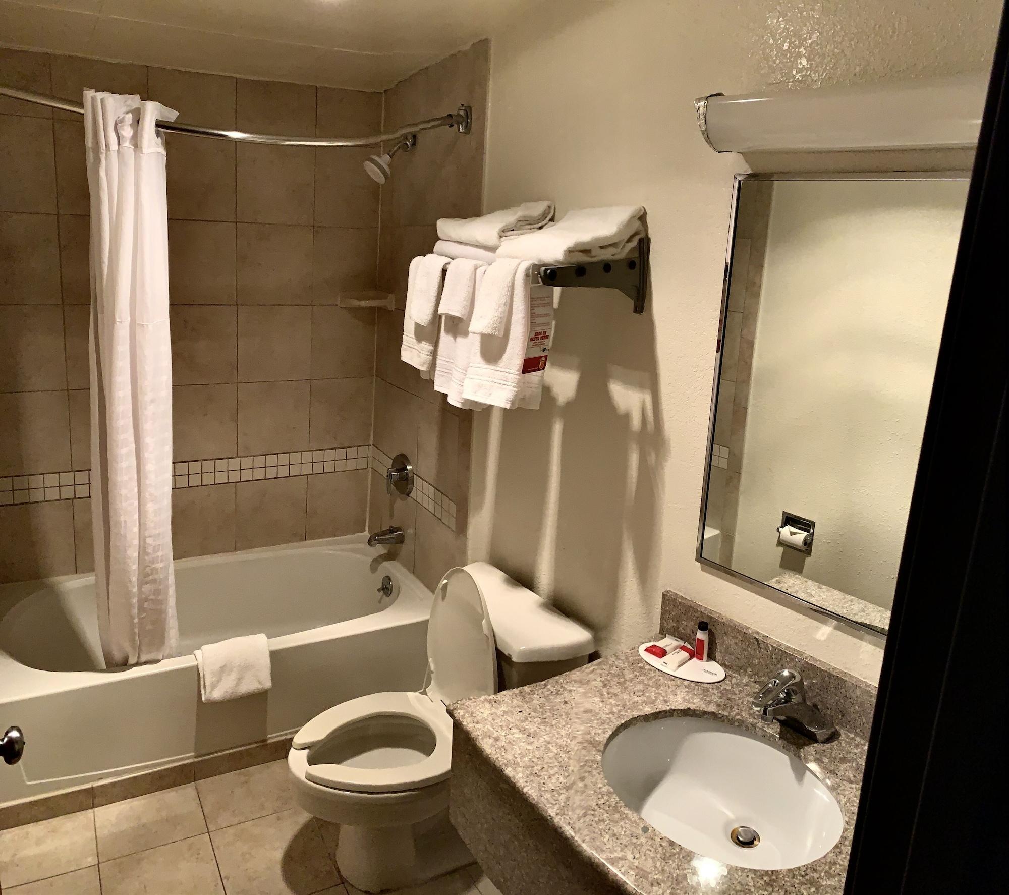 Super 8 By Wyndham Stamford/New York City Area מראה חיצוני תמונה
