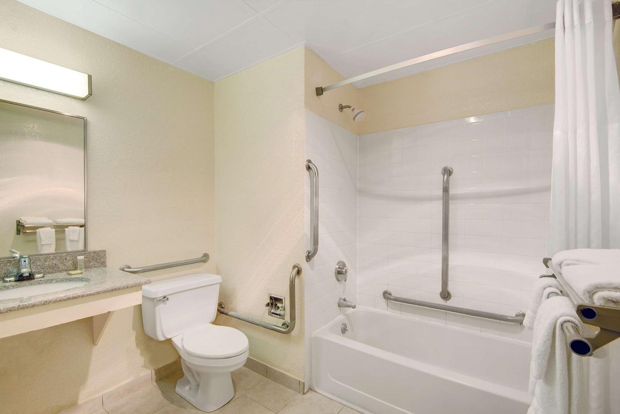 Super 8 By Wyndham Stamford/New York City Area מראה חיצוני תמונה