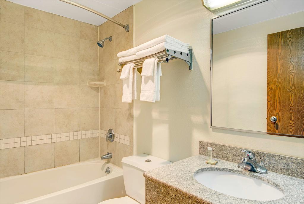 Super 8 By Wyndham Stamford/New York City Area מראה חיצוני תמונה